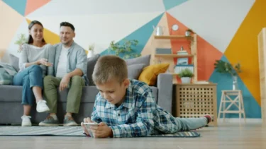 子どものSNS、国は「一律禁止」を見送り。今、家庭で考えたいこと